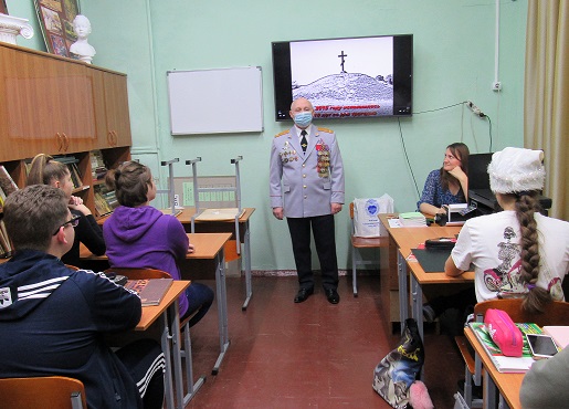 В Кавказском районе ветеран дорожно-патрульной службы провел урок мужества для старшеклассников